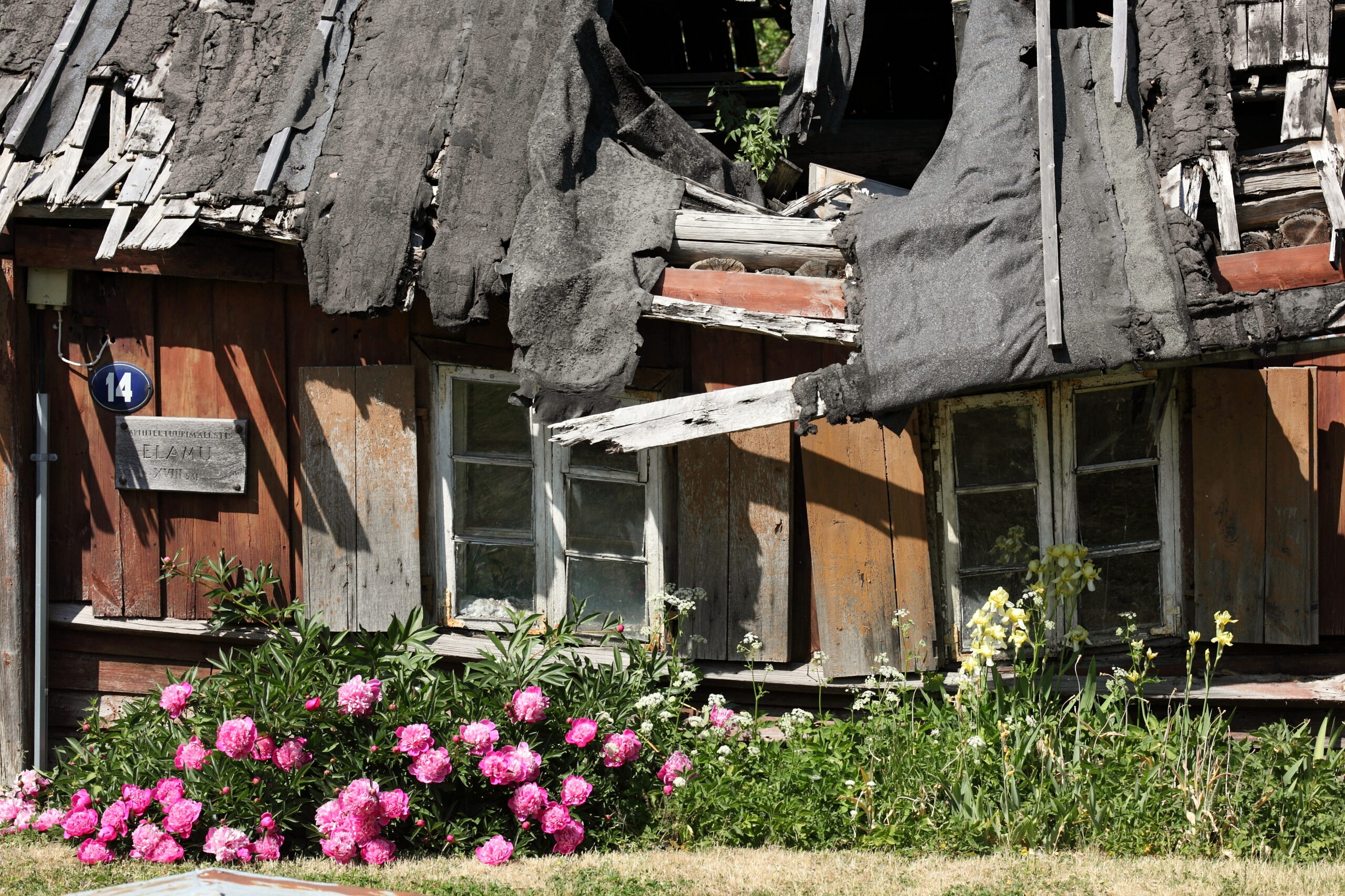 Opa, mingi maja laguneb